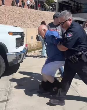 El presunto tirador de Charlie Kark le gritó a la multitud que se había alejado de la policía … pero el funcionario afirmó que el arma todavía estaba allí