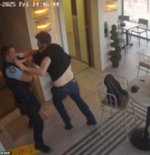 Un pub ocupado de Sydney ataca a un hombre ‘loco’ ancho de luz ancha en un momento conmovedor