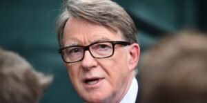 Peter Mandalson despidió a Jeffrey Epstein como embajador de los Estados Unidos en los correos electrónicos: actualización y respuesta en vivo