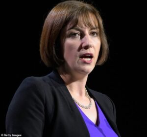 El Starmer de la atención Ally Bridget Philipson se enfrenta a la ministra que partía de Labor, Lucy Powell, para el líder adjunto de Labor, que se suponía que el último rival del primer ministro Andy Bernham