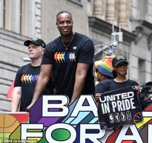 El primer jugador gay público de la NBA, Jason Collins, ha publicado tumores cerebrales desde que el ex centro neto inicia el tratamiento del cáncer