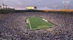 Los fanáticos de la NFL se dividieron mientras rinden homenaje a los Packers Charlie Carcio antes de que los comandantes jueguen