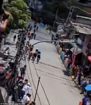 El motociclista de la policía termina las carreras del momento conmocionado cuando el sprint choca a través del acabado de sprint