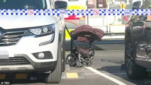 Baby Dead y un veloz de cinco años resultaron gravemente heridos cuando un concurrido centro comercial empujó en un automóvil en el aparcamiento