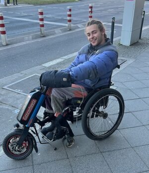 El personal de Bélgica viajó en Bruselas en Euroster en silla de ruedas británicas no lo ayudará a mantenerlo alejado del tren, terminó en Rotterdam después de que lo obligó a viajar a los Países Bajos