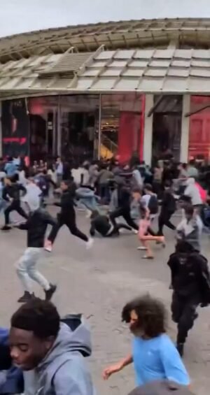 El influyente Giway de pollo frito en la policía de París Riot con disturbios y peleas de 3.000 potentes