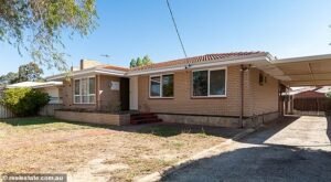 Esta casa encantadora con un amplio patio trasero es adecuado para inquilinos … si puedes ignorar este detalle preocupante
