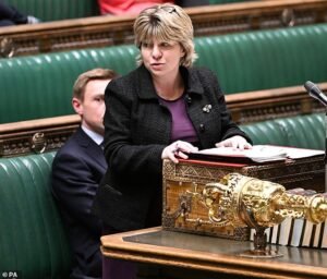 Otro ex diputado de Tory es defectuoso para la renovación del Reino Unido porque los glots de los partidos incluso los parlamentarios laboristas incluso están considerando el cambio: por otro lado, la prenda de Pharase extiende su liderazgo de encuesta y calificaciones de los pármeros en los nuevos más bajos