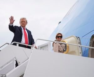 Trump fue visto con un maquillaje en la mano unas semanas después de que se sintió por una lesión mientras continuaba rumores de salud salvaje en línea