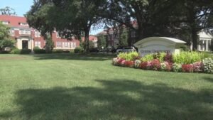 Las universidades de Queens y Elon anuncian los planes de apego