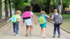 Los expertos advierten a los padres: las mochilas sobrevaloradas son riesgosas para las lesiones por lesiones