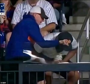 Momento desgarrador Fan Mets arrebató la pelota de un hombre ‘viejo’ en el puesto de Nueva York
