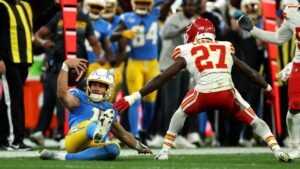 Los brillantes Chargers de la apertura de Herbert ayudan finalmente a derrotar a los Chiefs