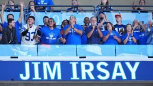 El difunto propietario de los Colts Daniel Jones dirigido por Jim Erray, dedica la familia a la familia