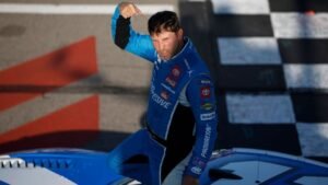 Denny Hamlin progresa en NASCAR Juega hasta la puerta de entrada