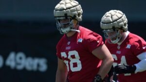 49 John 3 años, con un acuerdo de $ 45 millones con RT Colton McKevitis