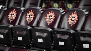 El senador advirtió a la WNBA que estuviera fuera de la discusión de ventas de Sun