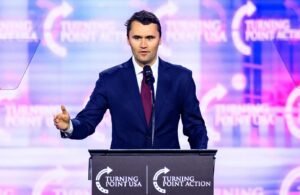 ¿Qué sabrá sobre el influyente influyente correcto Charlie Cork después de ser filmado en el evento UTA College?