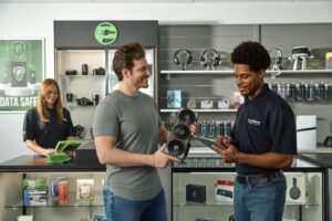 La cadena de risel electrónica de rápido crecimiento abre la tienda número 100