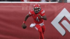 Hostilidad de la Semana del Fútbol College 4, línea de dinero, propagación y total