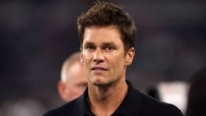 Tom Brady se muestra en la cabina de los Raiders con auriculares durante MNF