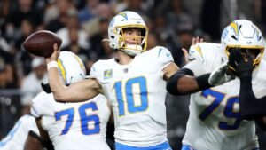 Justin Herbert controla el juego ganando a los cargadores contra los Raiders