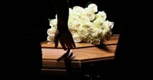 La cara pública de lujo y estilo italiano Armani contiene un lanto privado