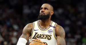 LeBron James lleva a los medios chinos para establecer relaciones con importantes mercados