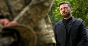 Las bombas de deslizamiento rusas mataron a 21 en la aldea de Ucrania, informó Ucrania