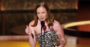La estrella de ‘Hacks’ Hannah criticó al abogado Iceberg y gritó por ‘Palestina libre’ en el discurso de Amy