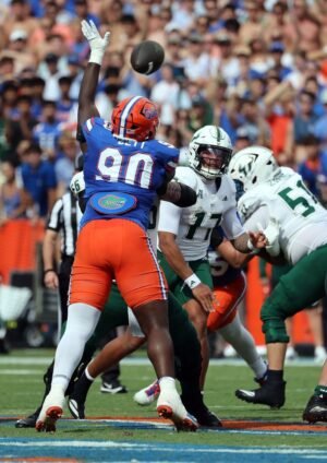 Florida DT Brendon Bet emitió disculpas por escupir al enemigo