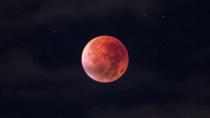 Prepárese para ver el eclipse lunar directo esta noche, consulte el horario
