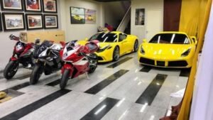 Reloj de llaves del automóvil de Ferrari, saqueado 32 artículos lujosos de la casa de Ahmed Sahrani