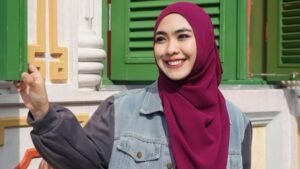 ¡Masha Allah! Oki Setiana Deiwi se convirtió en profesora permanente en UMJ, S3 está enseñando a los estudiantes