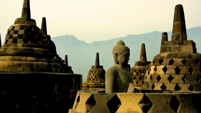 67174eb1ba199-ilustrasi-candi-borobudur_665_374.jpg