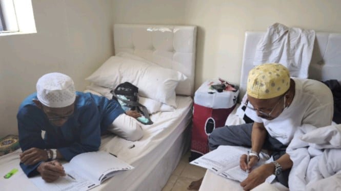 685a49b0179db-jemaah-haji-di-hotel-sedang-mengisi-kuesioner-bps_665_374.jpg