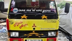 ¡Miedo! La moto estaba temblando y luego murió con un camión en el pasador Mingu.