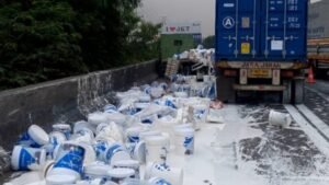 Los camiones chocan en la cola durmiente del conductor, la pintura blanca se extiende sobre la carretera de peaje de plut