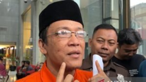 Cuando KPK lo prueba, Noel Abeber usa una tapa negra: ¡para ser genial!