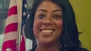 Alisha Dews otorgó tres becas senior para honrar el legado