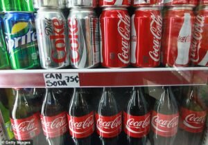 Los expertos advierten sobre el peligro oculto en los refrescos que disfrutan de millones todos los días, adiciones comunes asociadas con la caída del cerebro