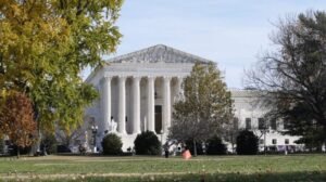 Trump le pidió a la Corte Suprema que permitiera al comisionado de la FTC disparar