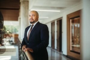 Un rector aislado analiza por qué arrojó el trabajo