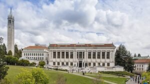 Estudiantes, profesores y personal de la Universidad de California demandaron a la administración Trump