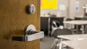 Mantenga en Southern Rowan High School después de informar armas en el campus