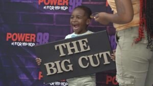 Los estudiantes se cortan el corte de pelo gratis para aumentar la confianza escolar