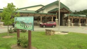 Condado de Avenue, NC | Volver a un año después de la colina en esta clase, Local Education News