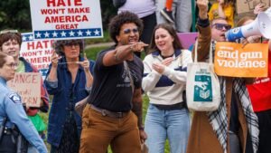 Los estudiantes de Charlotte se unen a la huelga nacional para proteger la violencia armada en las escuelas