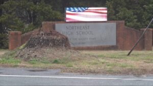 Maestro, administradores heridos en la escuela secundaria del condado de Gilford