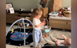 Papá rodando la cámara sobre bebé y hermana mayor – obsoleto por lo que ve